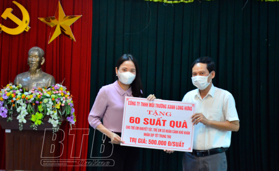  Th&agrave;nh phố: Tiếp nhận qu&agrave; cho trẻ em ngh&egrave;o, trẻ em c&oacute; ho&agrave;n cảnh đặc biệt kh&oacute; khăn nh&acirc;n dịp tết Trung thu năm 2021