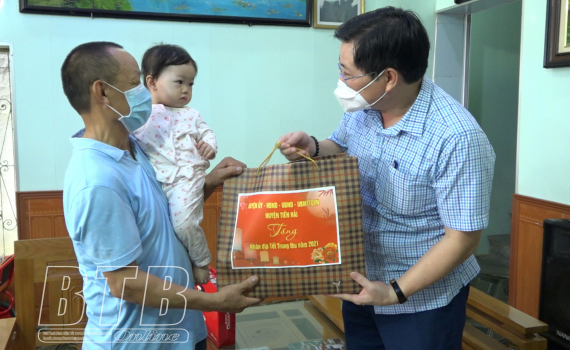 Tiền Hải: Tặng 70 suất qu&agrave; cho trẻ em vui tết Trung thu