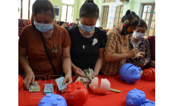 208 m&ocirc; h&igrave;nh phụ nữ tiết kiệm gi&uacute;p nhau mua bảo hiểm y tế