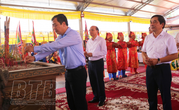 D&acirc;ng hương tưởng niệm Quốc C&ocirc;ng Tiết Chế Hưng Đạo Đại Vương Trần Quốc Tuấn