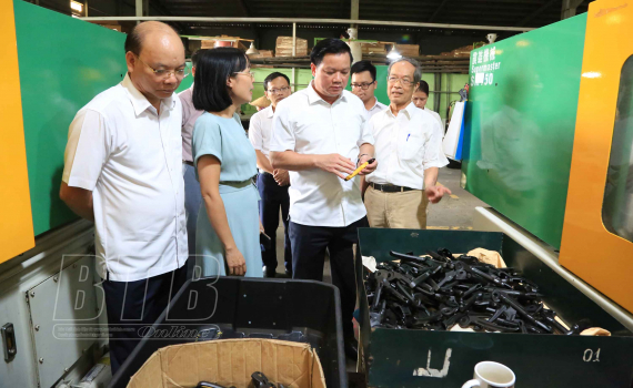 Đồng ch&iacute; Nguyễn Khắc Thận, Ph&oacute; B&iacute; thư Tỉnh uỷ, Chủ tịch UBND tỉnh kiểm tra t&igrave;nh h&igrave;nh sản xuất tại một số doanh nghiệp   