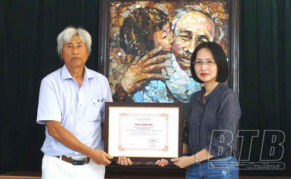 Họa sĩ Th&aacute;i B&igrave;nh trao tặng tranh về B&aacute;c Hồ cho Bảo t&agrave;ng Hồ Ch&iacute; Minh