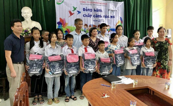 Nicotex Th&aacute;i B&igrave;nh tặng 320 suất qu&agrave; cho học sinh vượt kh&oacute; học giỏi 