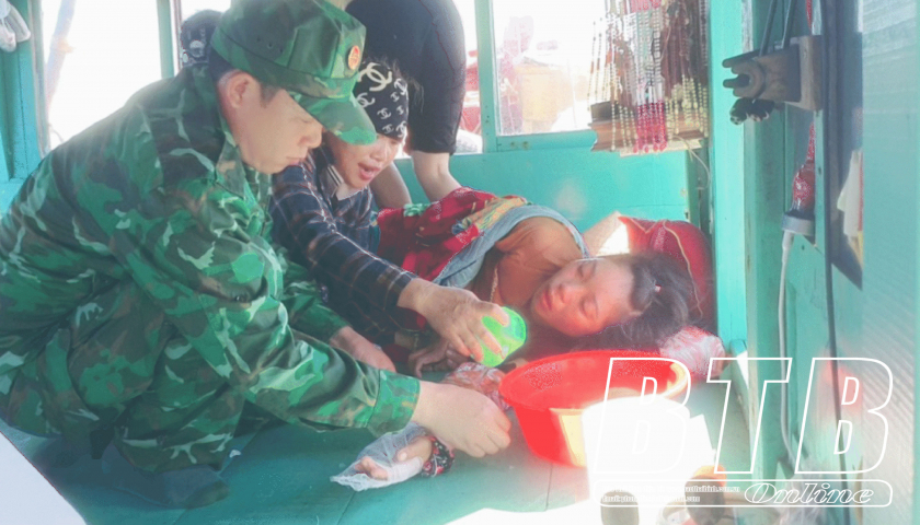 Cứu hộ 1 ngư d&acirc;n bị nạn tr&ecirc;n biển