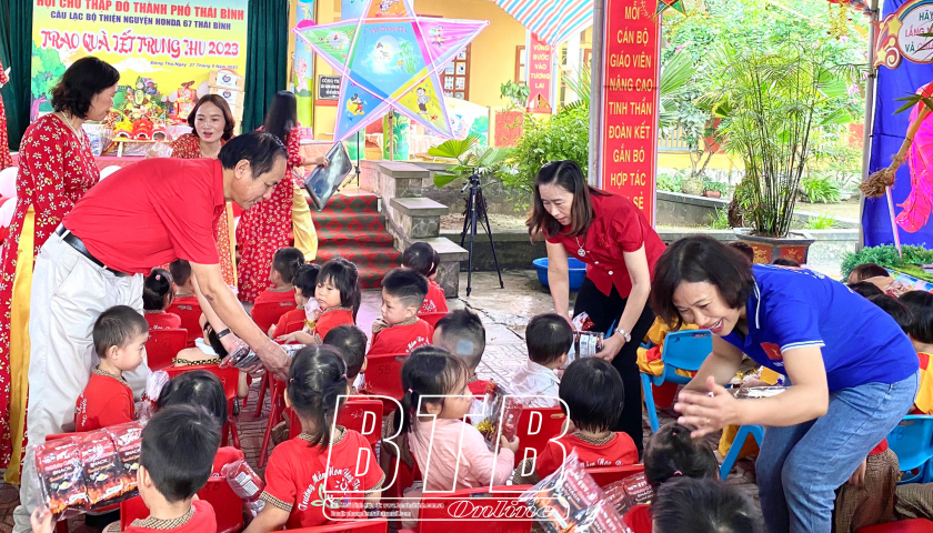 Hội Chữ thập đỏ th&agrave;nh phố: Tặng qu&agrave; học sinh c&oacute; ho&agrave;n cảnh kh&oacute; khăn