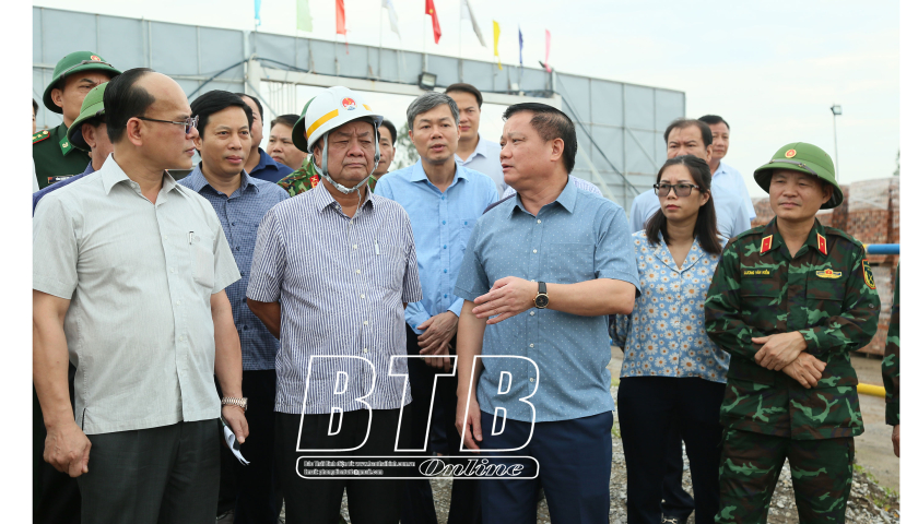 Bộ trưởng Bộ N&ocirc;ng nghiệp v&agrave; Ph&aacute;t triển n&ocirc;ng th&ocirc;n L&ecirc; Minh Hoan kiểm tra c&ocirc;ng t&aacute;c ứng ph&oacute; với b&atilde;o số 3 tại Th&aacute;i B&igrave;nh